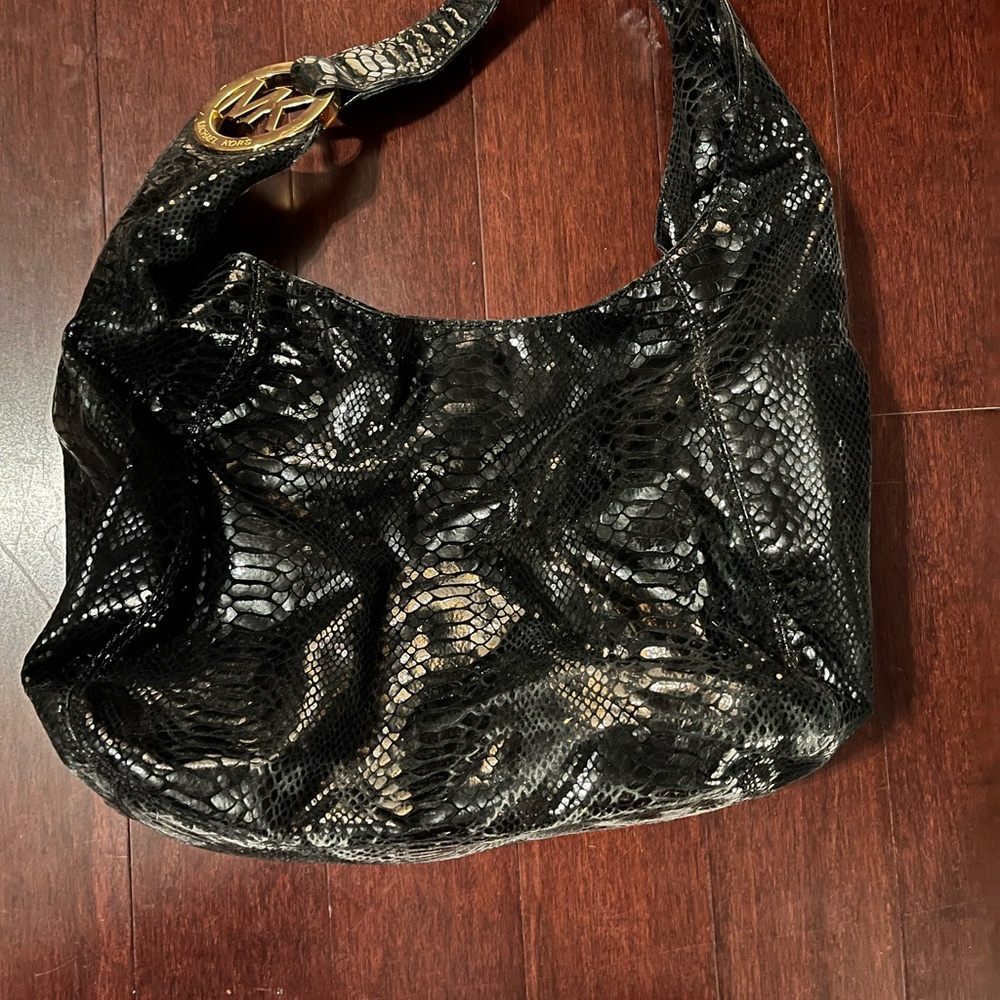 Michael Kors Black soft leather bag with Gold emblem - Picture 3 of 4